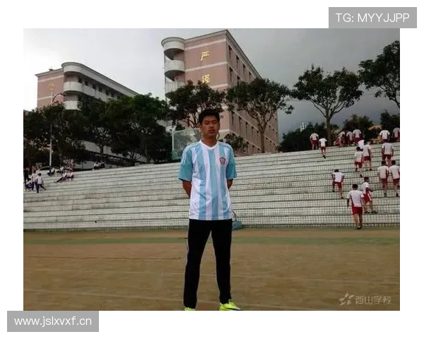 唐佳豪这么爱穿运动鞋，私下难道就是个隐藏潮人？