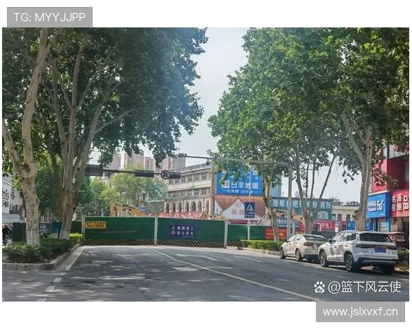 托尼娅·哈丁拎着外卖站在红绿灯下——电视里那个冰上风暴和街角这人，差得太远